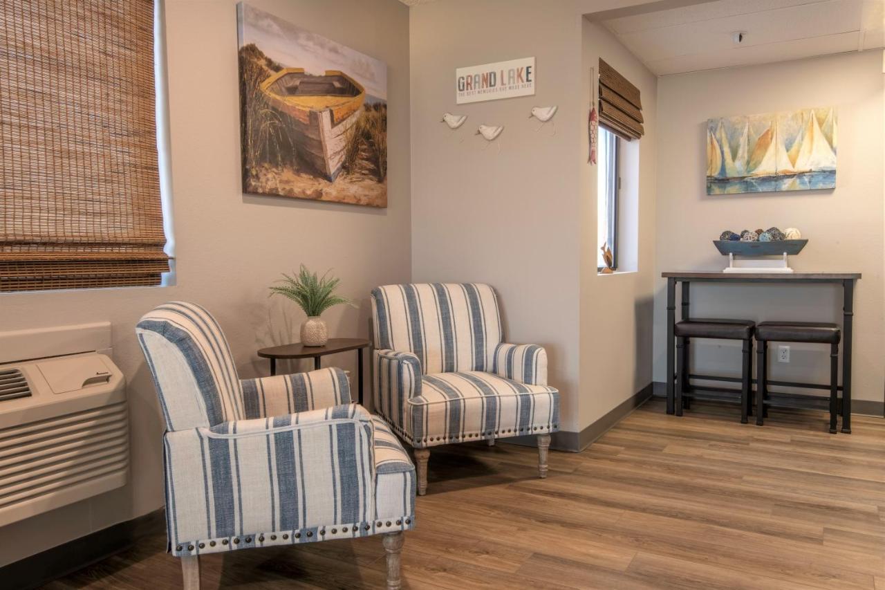 Hilltop Inn & Suites Grove 外观 照片