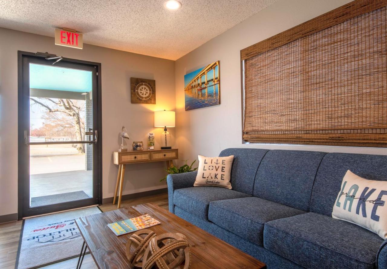 Hilltop Inn & Suites Grove 外观 照片