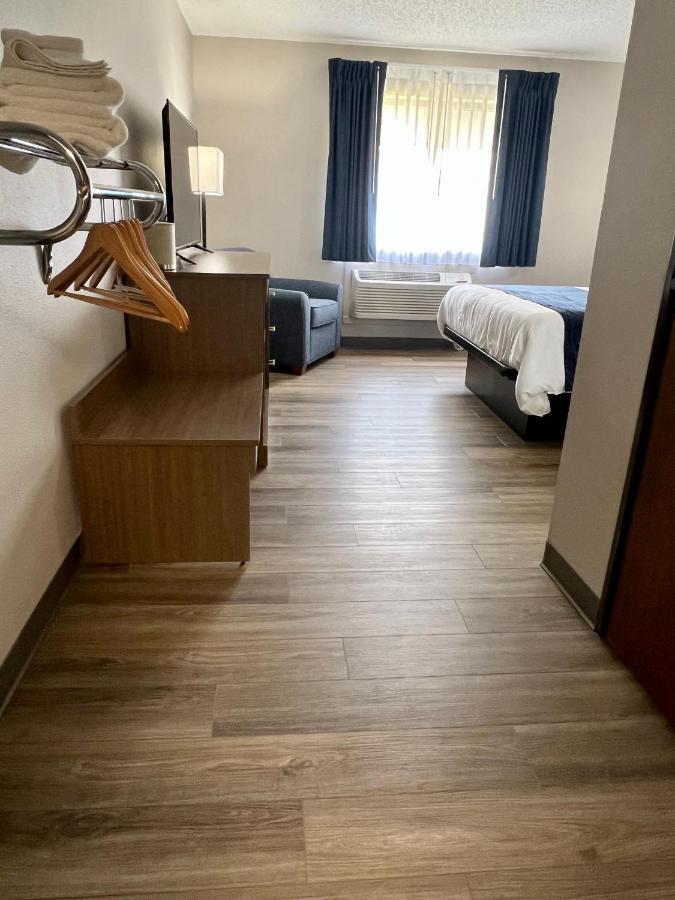 Hilltop Inn & Suites Grove 外观 照片
